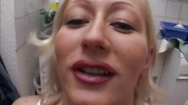 Seksi porno kaydı Rai Sıcak ev hanımı mutfakta horoz alarak sikişizletürk
