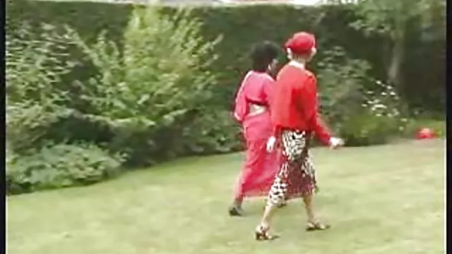 Seksi porno kaydı Küçük üniversiteli göt oyuncak ve çubuk ile ambalaj sürtük turk cingene sikis